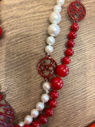 Collar Carolina Herrera perlas y cuentas rojas