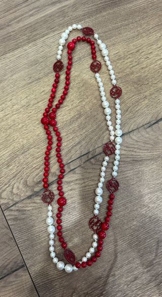 Collar Carolina Herrera perlas y cuentas rojas