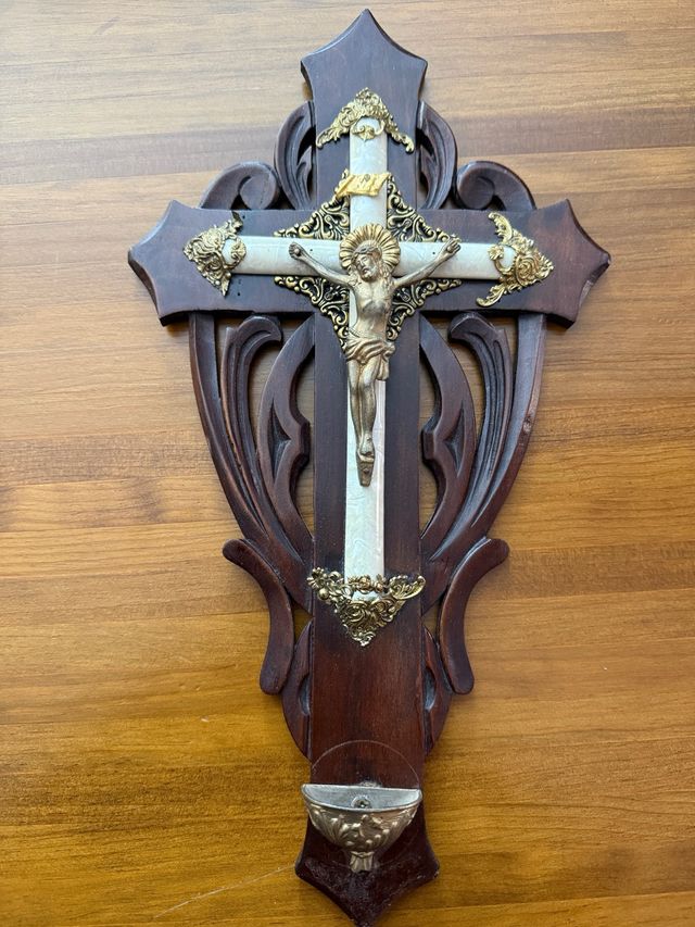 Crucifijo de madera con nácar y pila