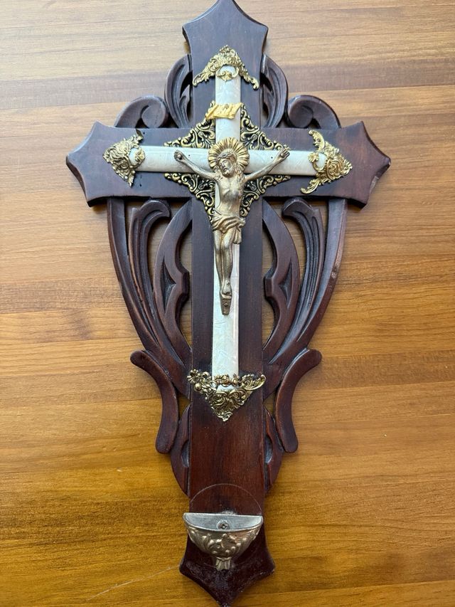 Crucifijo de madera con nácar y pila