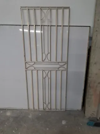Reja de metal para puerta