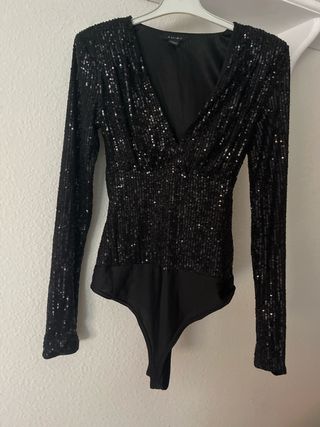 Body lentejuelas marca AMISU (New Yorker). Sin uso