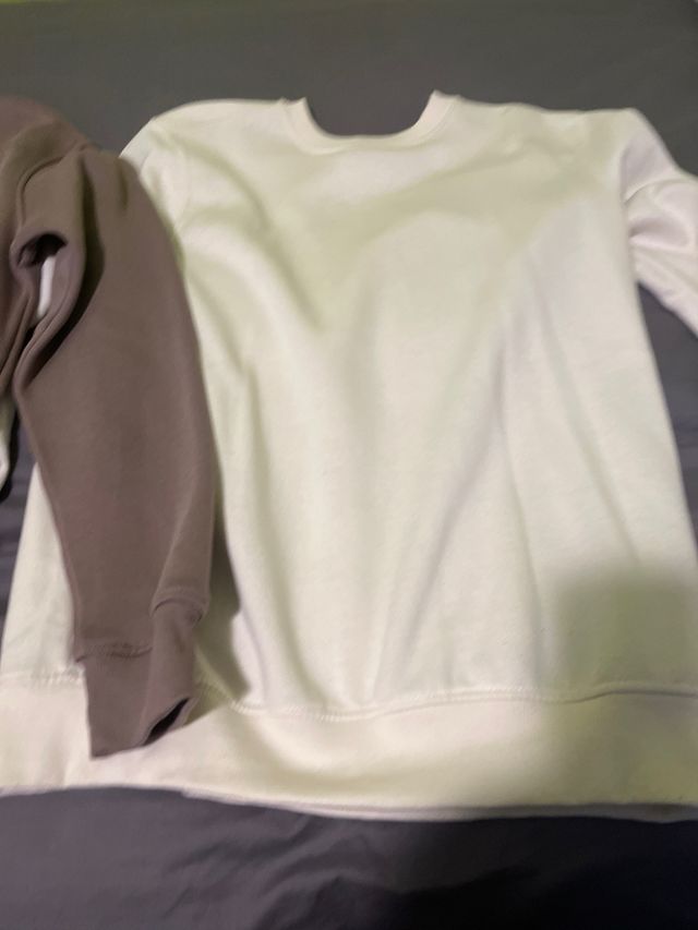 Sudadera marrón y blanca