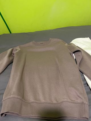 Sudadera marrón y blanca