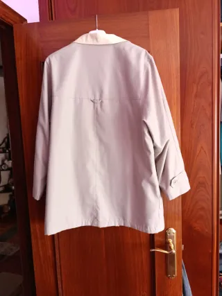 Gabardina corta beige