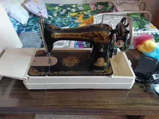 Máquina de coser Singer antigua, con motor y libro