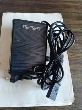 Máquina de coser Singer antigua, con motor y libro