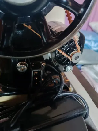 Máquina de coser Singer antigua, con motor y libro