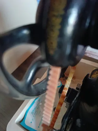 Máquina de coser Singer antigua, con motor y libro