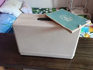 Máquina de coser Singer antigua, con motor y libro