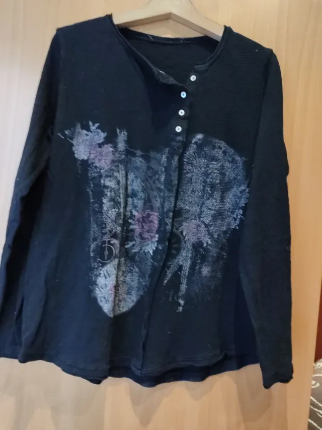 Camiseta estampada floral negra