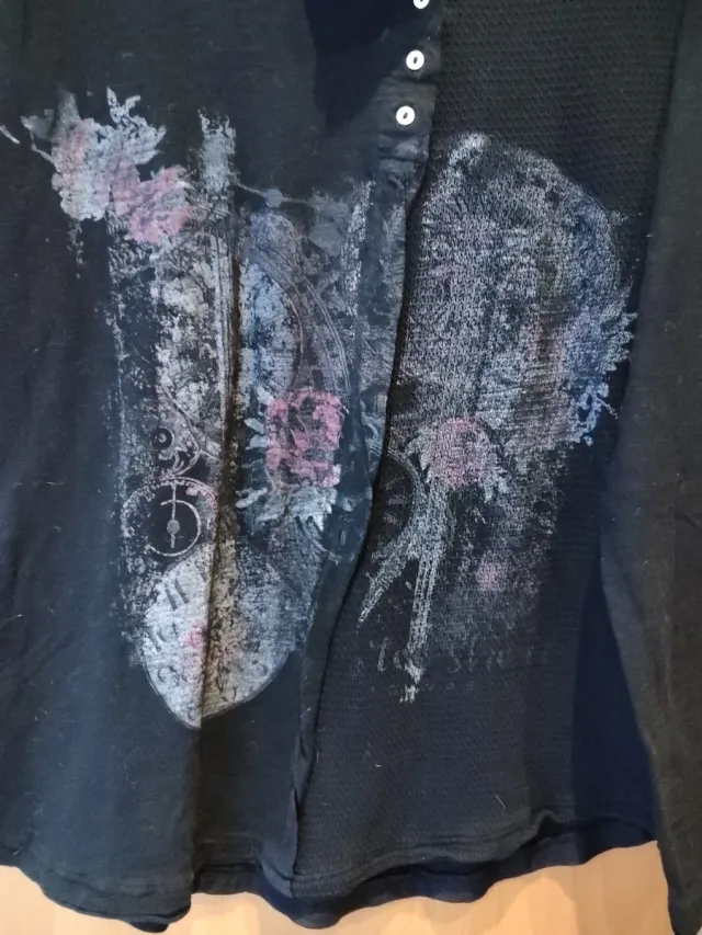 Camiseta estampada floral negra