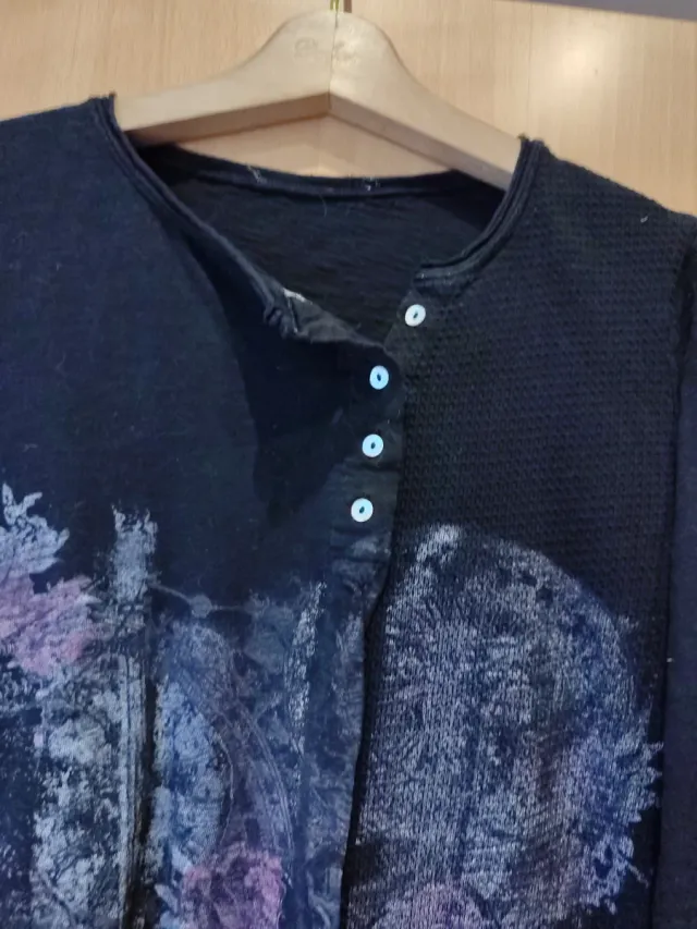 Camiseta estampada floral negra