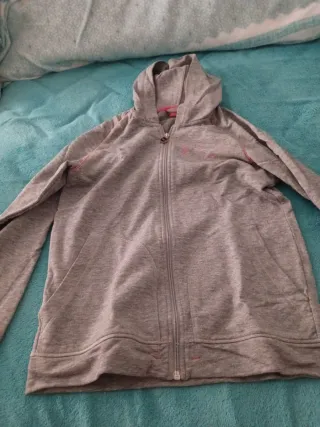 Chaqueta Puma Gris con Detalles Rosas