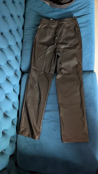 Pantalones negros efecto piel