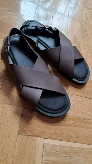 Sandalias cruzadas hombre de Zara