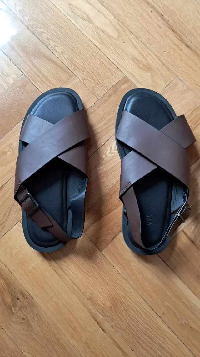 Sandalias cruzadas hombre de Zara