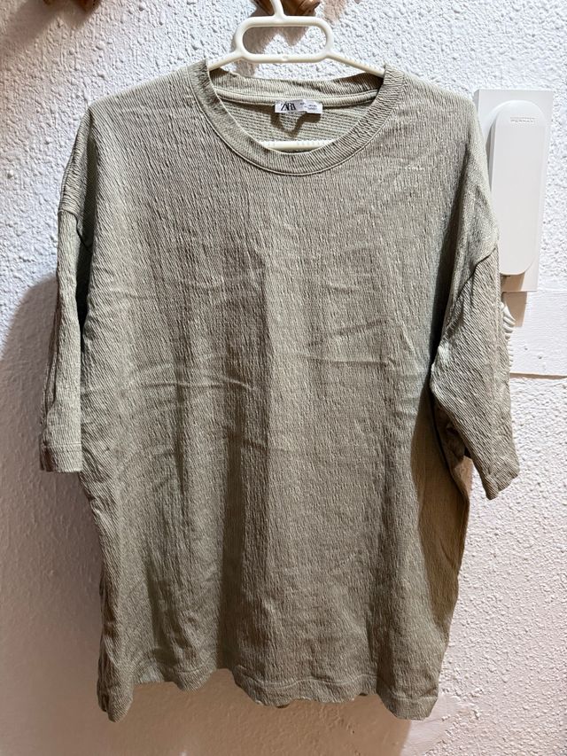 Camiseta Zara hombre textura verde oliva