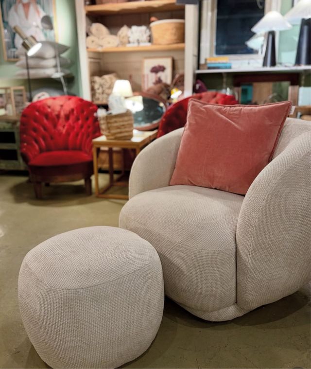 Butaca envolvente y puff beige