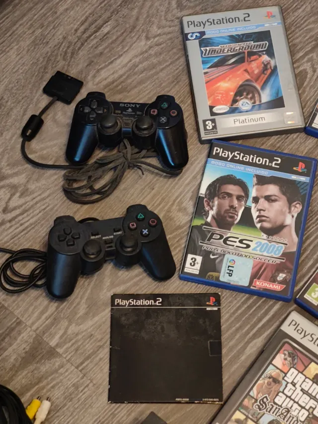 PS2 Slim Negra + tarjetas + 3 mandos + 9 Juegos