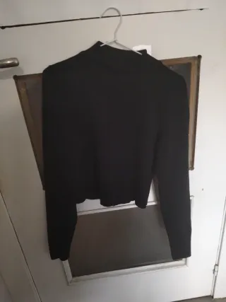 Camiseta negra cuello alto manga larga