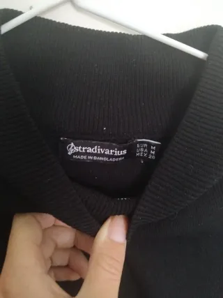 Camiseta negra cuello alto manga larga