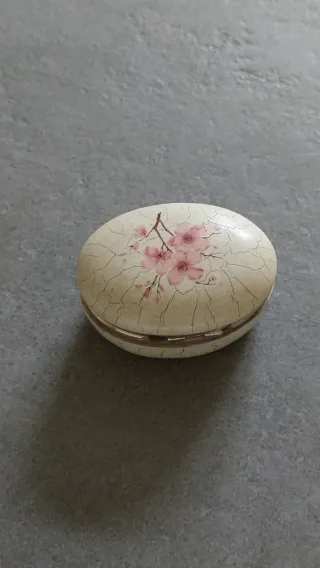 Piccolo portagioie in ceramica con fiori