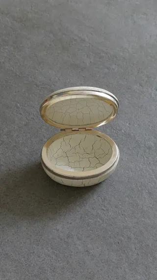 Piccolo portagioie in ceramica con fiori