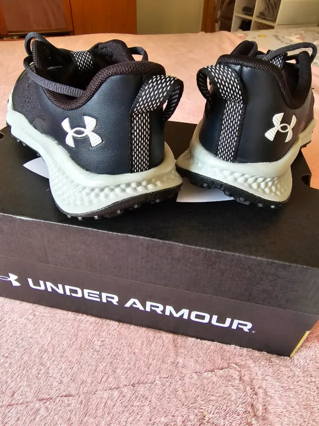 Zapatillas Under Armour Negras y Blancas talla 38