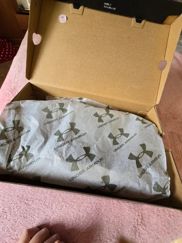 Zapatillas Under Armour Negras y Blancas talla 38