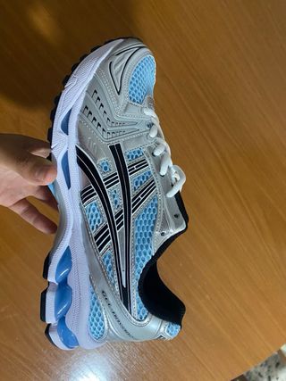 Asics Gel Azules y Plateadas Talla 42