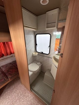 Caravana con cama y cocina