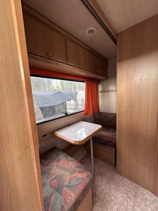 Caravana con cama y cocina