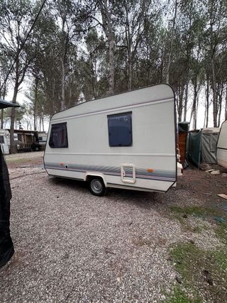 Caravana con cama y cocina