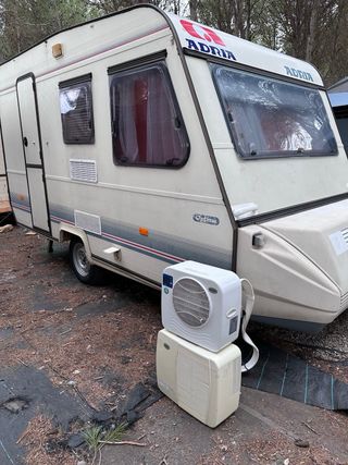 Caravana con cama y cocina