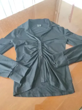 Camisa Bershka elástica negra