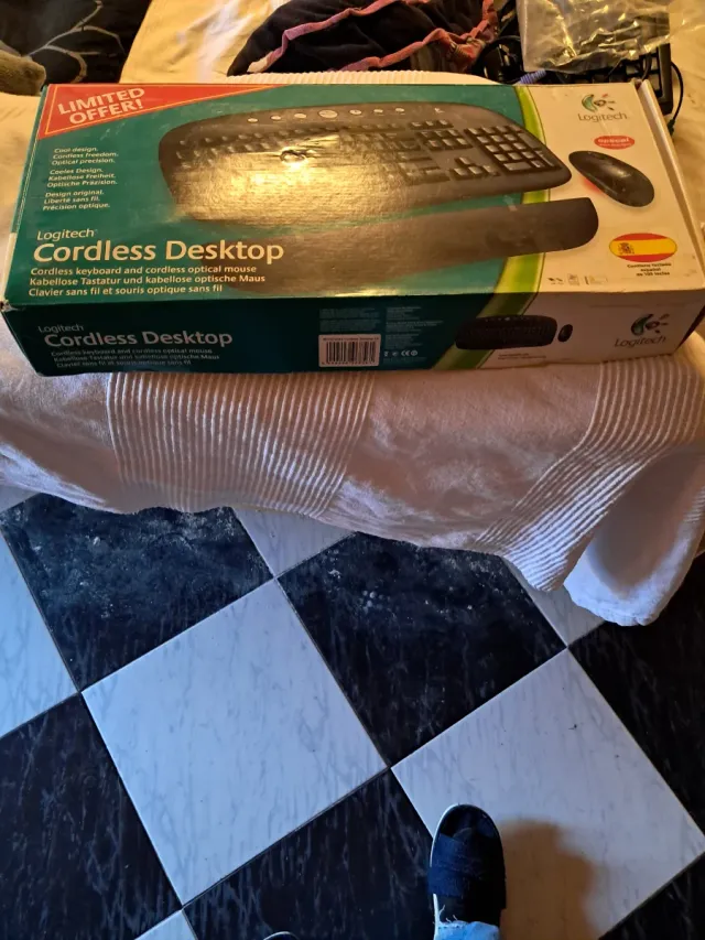 Logitech Cordless Desktop Tastiera e Mouse