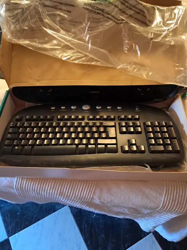 Logitech Cordless Desktop Tastiera e Mouse