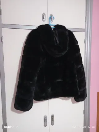 Chaqueta negra de pelo sintético