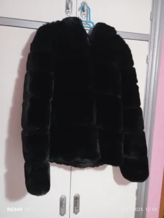 Chaqueta negra de pelo sintético