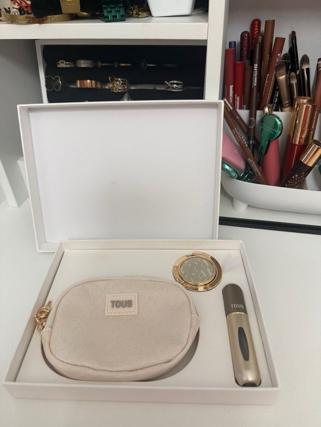 Set de viaje Tous: neceser, colgador  y perfume