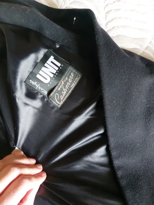 Elegante abrigo de paño negro. Unit. Cashmere