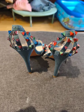 Sandalias vaqueras tachuelas multicolor