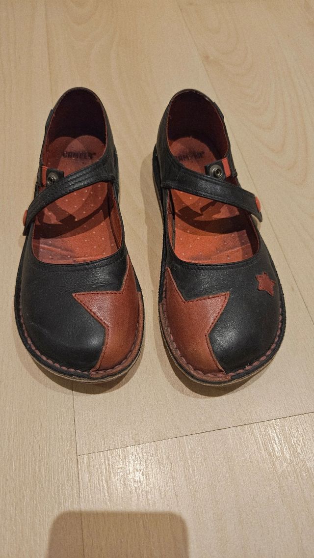 Zapatos Camper manoletinas piel negro y rojo