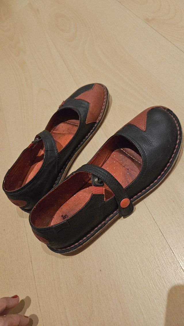 Zapatos Camper manoletinas piel negro y rojo