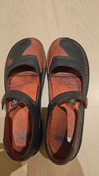 Zapatos Camper manoletinas piel negro y rojo