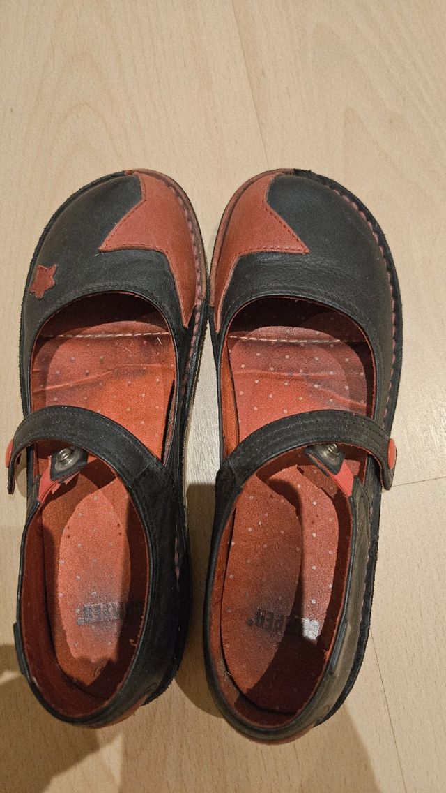 Zapatos Camper manoletinas piel negro y rojo