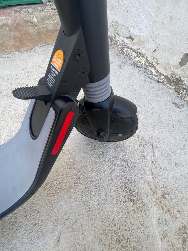 Patinete eléctrico gris