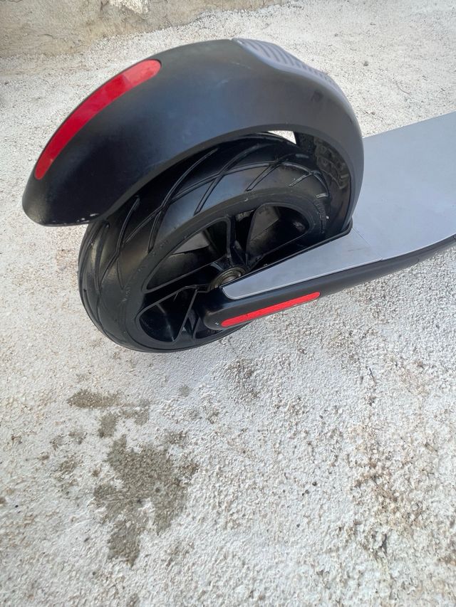 Patinete eléctrico gris