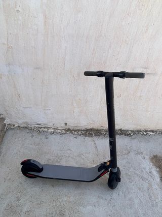 Patinete eléctrico gris